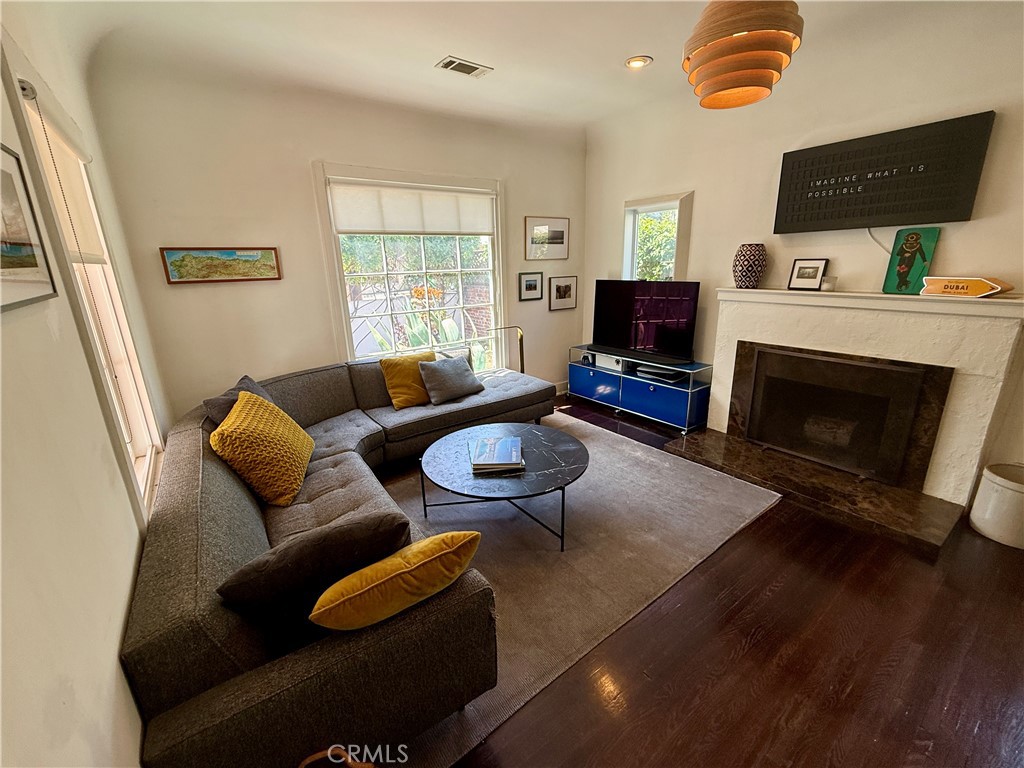 2620 N Beachwood
