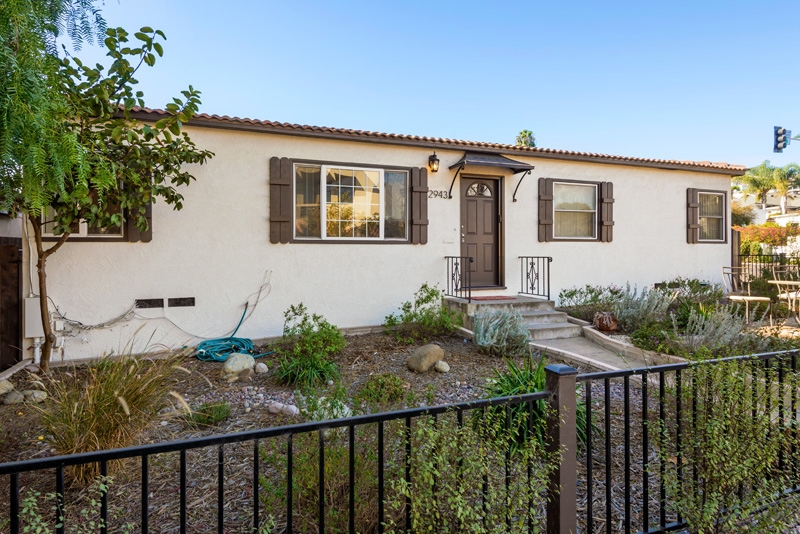 ***Village Living***SDYC***San Diego Bay***Shelter Island ***All At Your Doorstep By Foot***No One Above You*** Open For Viewing Sat 08/16 11:00 AM-1:00 PM