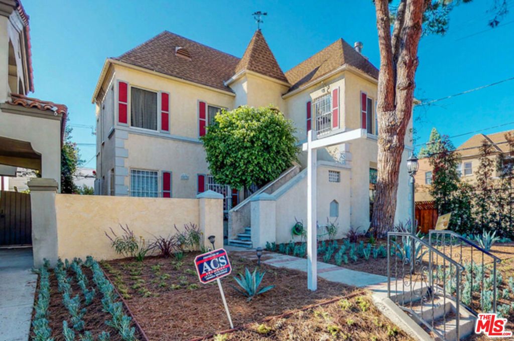 Photo of 1017 S Alfred Street, Los Angeles, CA 90035 (MLS # 23231619)