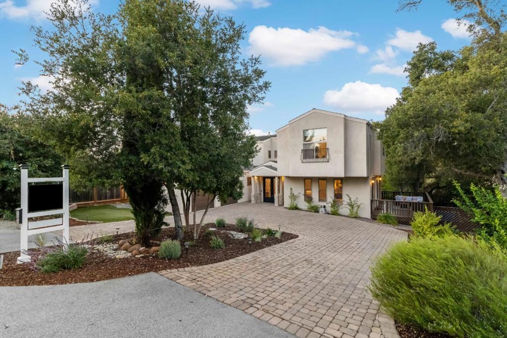 303 Lakeview Way