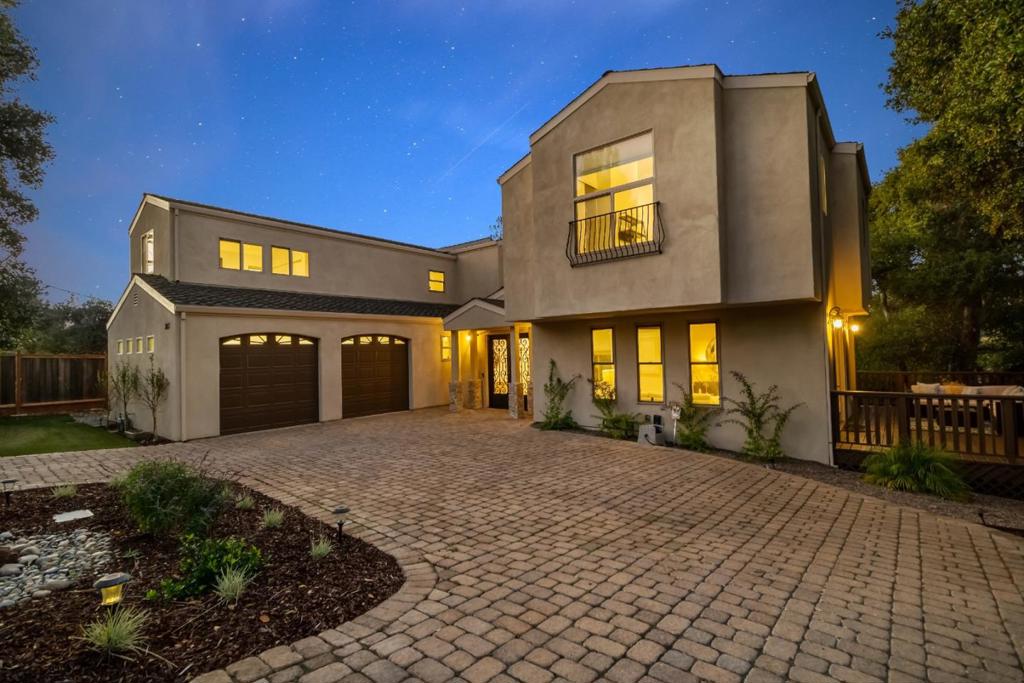 303 Lakeview Way