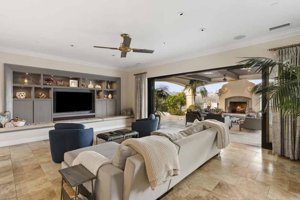 6152 Avenida Del Duque