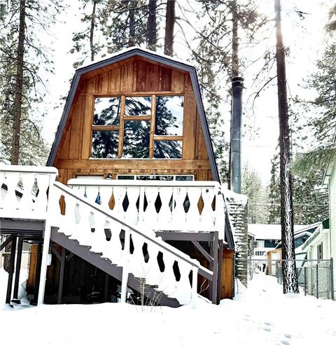 Photo of 1625 Virginia St, Wrightwood, CA 92379 (MLS # SR26039246)