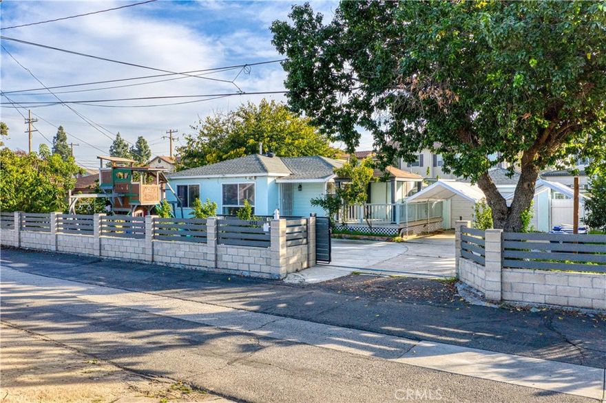 LOCATION! Do not miss out the opportunity to own the prime location house which is distant the Bolsa Ave about 5 minutes away.