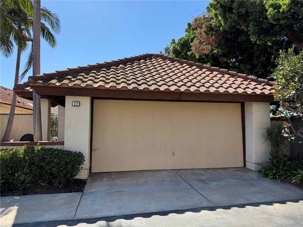 Wonderful single story detached house in a nice location. This house shows light & bright located in the convenient Vista Filare tract. Sitting in the quiet corner of the cul-de-sac. Vaulted ceiling in both bedrooms, open floor plan, fireplace in the living room, and skylight in one of the bathroom. Two car attached garage. Big front yard, side yard with space for BBQ and entertainment. Award-winning school district. Close to Fwy and shopping centers.