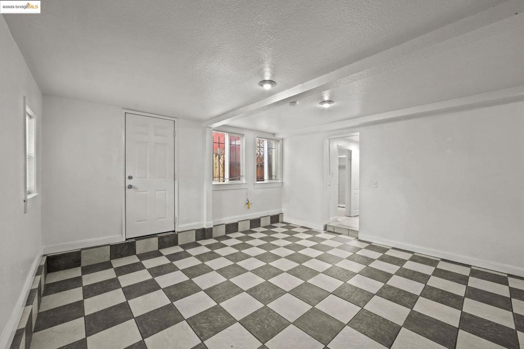 EAST OAKLAND - Residential Income