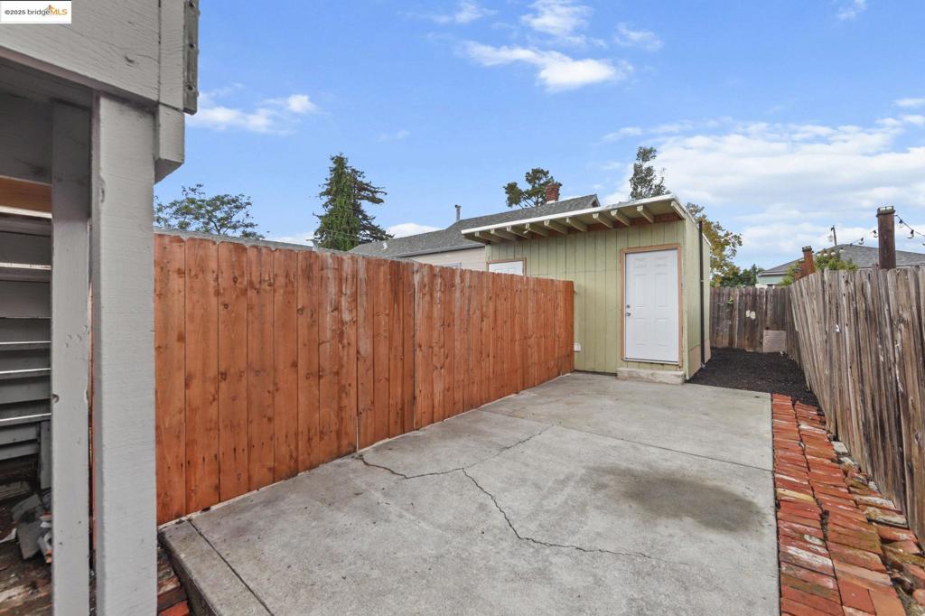 EAST OAKLAND - Residential Income