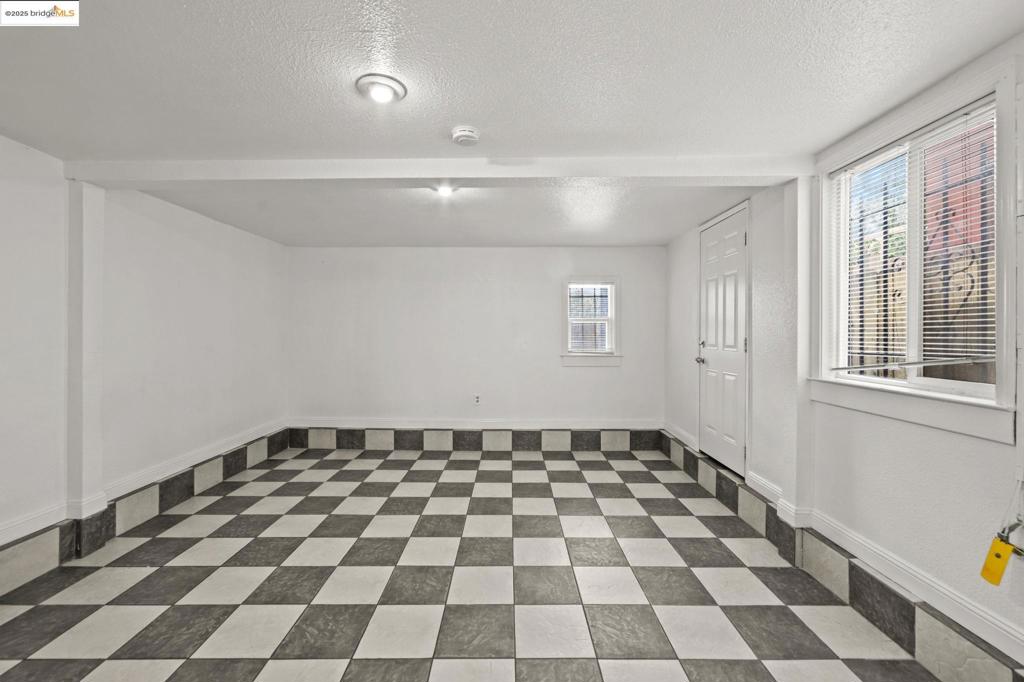 EAST OAKLAND - Residential Income