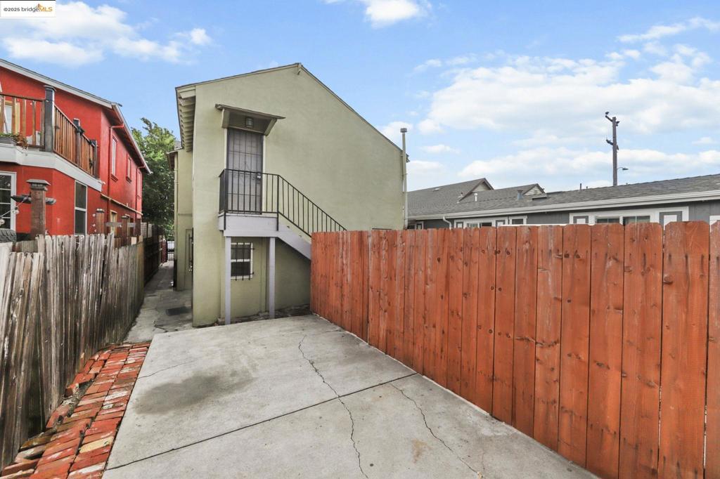 EAST OAKLAND - Residential Income