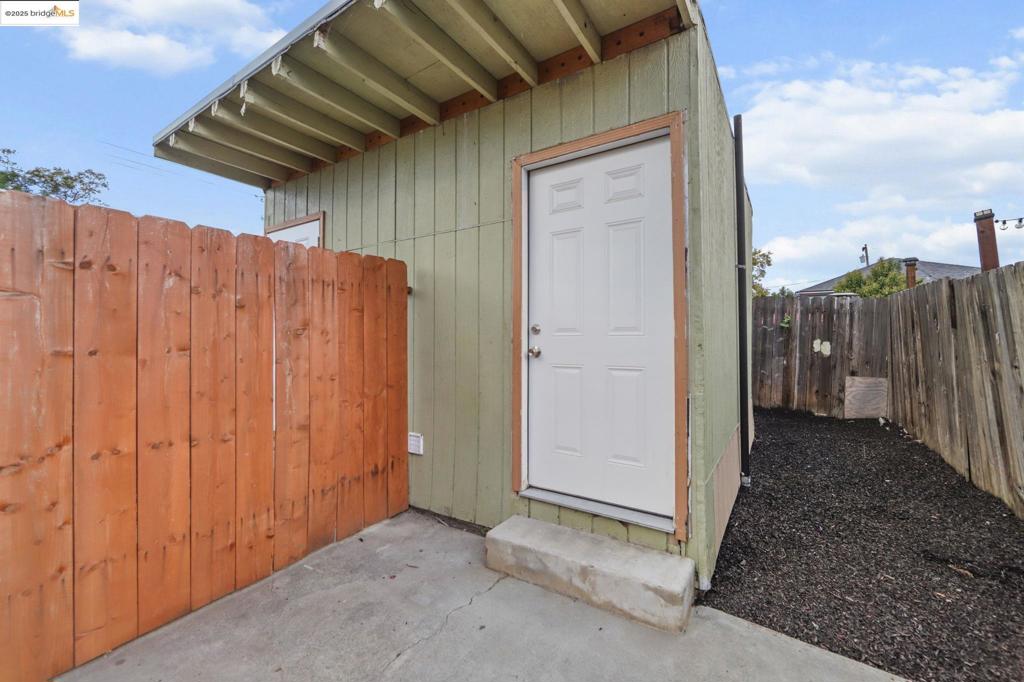 EAST OAKLAND - Residential Income