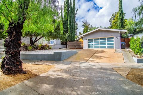 Photo of 4737 Topanga Canyon Blvd, Woodland Hills, CA 91364 (MLS # SR26037187)