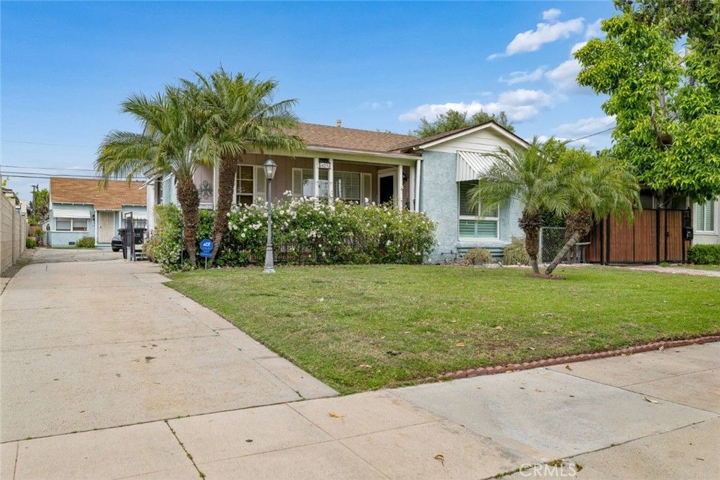 Photo of 423 Raymond Avenue, Glendale, CA 91201 (MLS # BB26085238)