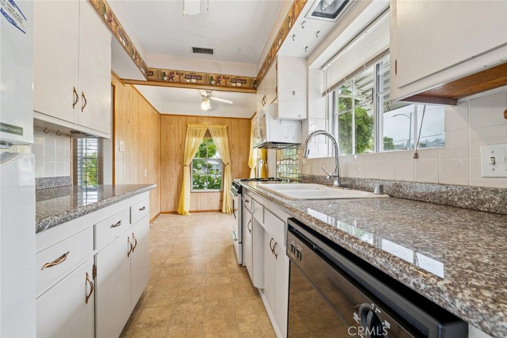 Photo of 423 Raymond Avenue, Glendale, CA 91201 (MLS # BB26085238)