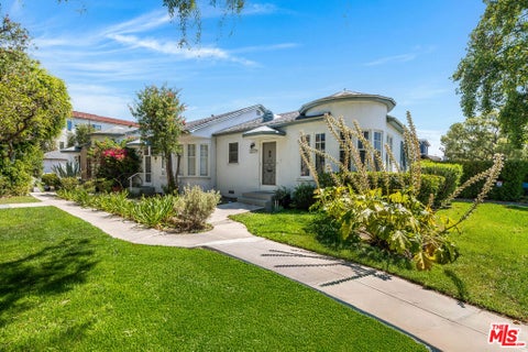 Photo of 10651 Whipple Street, Toluca Lake, CA 91602 (MLS # 26864929)