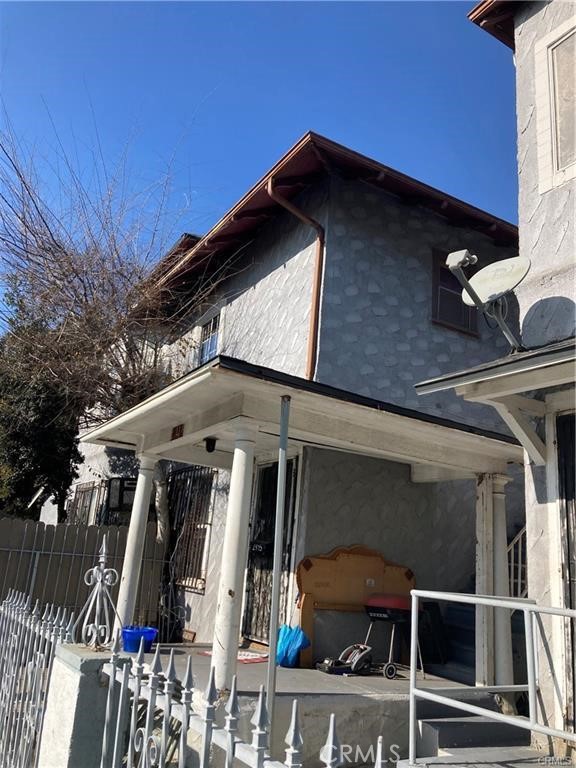 Main image without alt text