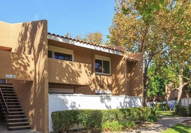 Charming 2 bed, 2 bath condominium in the highly desirable South Coast Villas community. This residence features two bedrooms and two bathrooms, including a primary suite complete with a spacious walk-in closet. The interior features new paint, an open-concept layout, recessed lighting, vinyl flooring, and dual-pane windows throughout. Contemporary kitchen equipped with shaker-style cabinetry, stainless steel appliances, and granite countertops. The kitchen is open to the living and dining areas, ideal for entertaining. The community offers a community laundry area, BBQ areas, two swimming pools, a spa, and a fitness center.Conveniently located near South Coast Plaza, a diverse array of fine dining establishments, and numerous beach cities. Easy access to the 55, 405, 73, and 5 freeways. This unit will not last long. Schedule a showing today!
