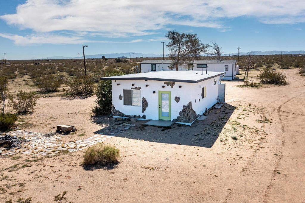 Photo of 61186 Sespe Street, Landers, CA 92285 (MLS # 219137558PS)