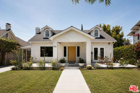 Photo of 253 S St Andrews Place, Los Angeles, CA 90004 (MLS # 26849393)