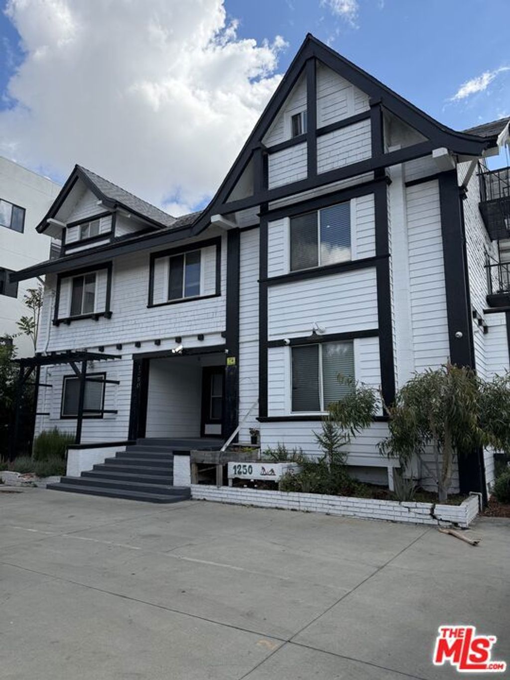 Photo of 1250 Magnolia Avenue, Los Angeles, CA 90006 (MLS # 26660577)