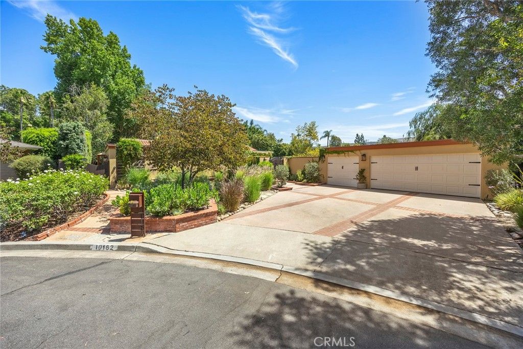 Photo of 10162 La Sierra Pl, North Tustin, CA 92705 (MLS # PW25263388)