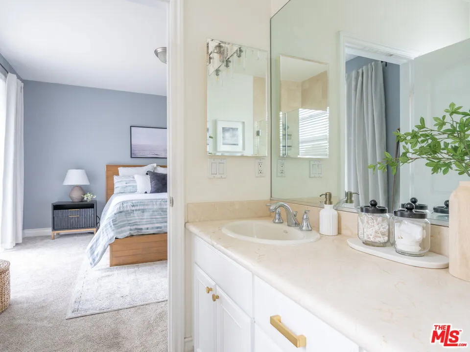 Los Angeles, California 90064, United States, 3 Bedrooms Bedrooms, ,3 BathroomsBathrooms,Residential,Active,236301