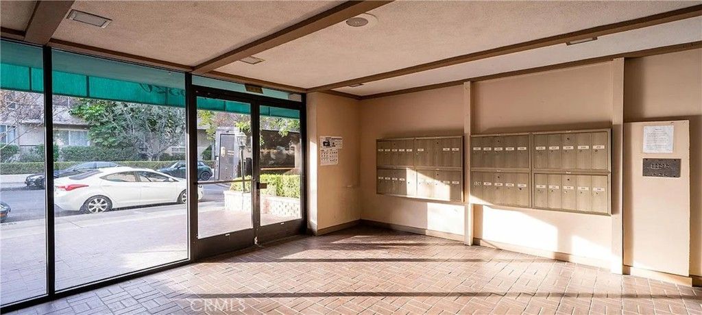 Photo of 5320 Zelzah Avenue #201, Encino, CA 91316 (MLS # SR26081273)