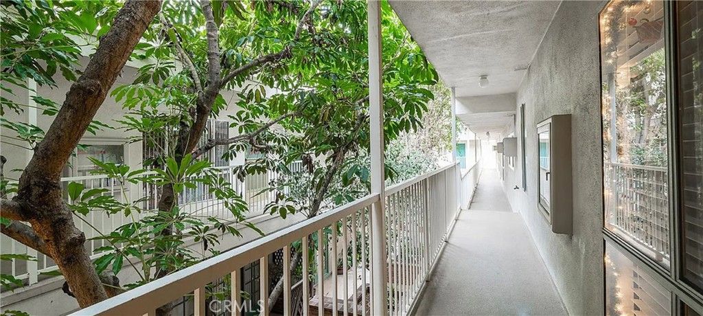 Photo of 5320 Zelzah Avenue #201, Encino, CA 91316 (MLS # SR26081273)