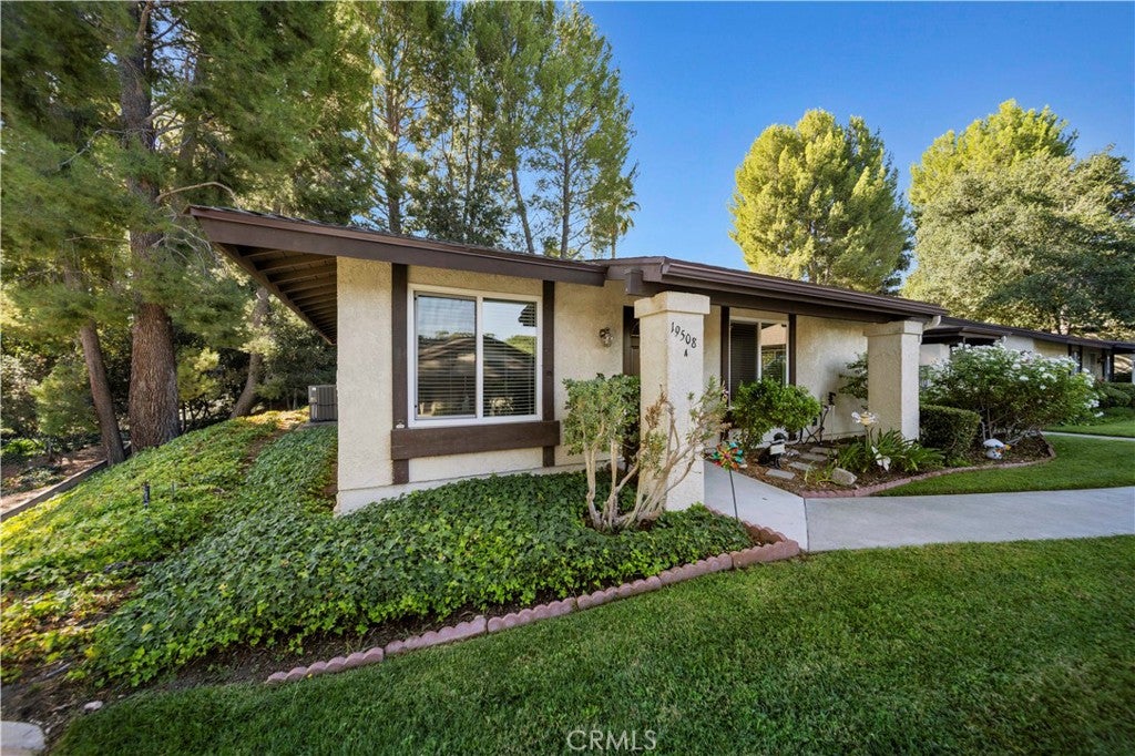 19508 Avenue Of The Oaks