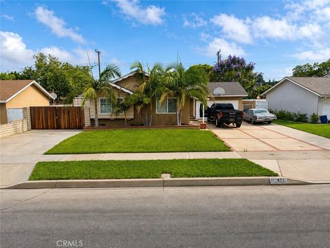 Photo of 811 E Saint James Avenue, Orange, CA 92865 (MLS # DW26126482)