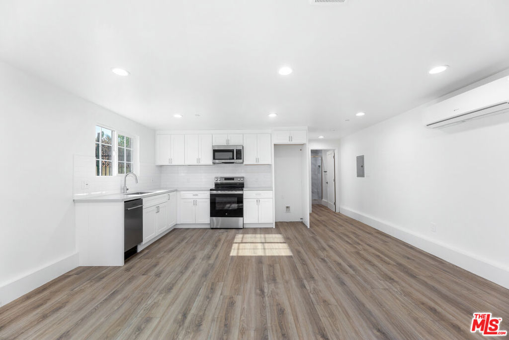496 E 52nd Street