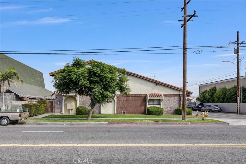 Welcome to a great Townhouse--Selling As-Is!
This freshly painted spacious 2BR 1.5 bath townhouse features a private patio and is nestled in the heart of Gardena.
It includes 2 Large bedrooms*including master suite* 2 car garage* private patio** CHOOSE YOUR OWN FLOORING** and make it your own.
INCLUDED Washer and Dryer*Refrigerator*Stove*Dishwasher*
Don't wait! Take advantage of this great opportunity today!