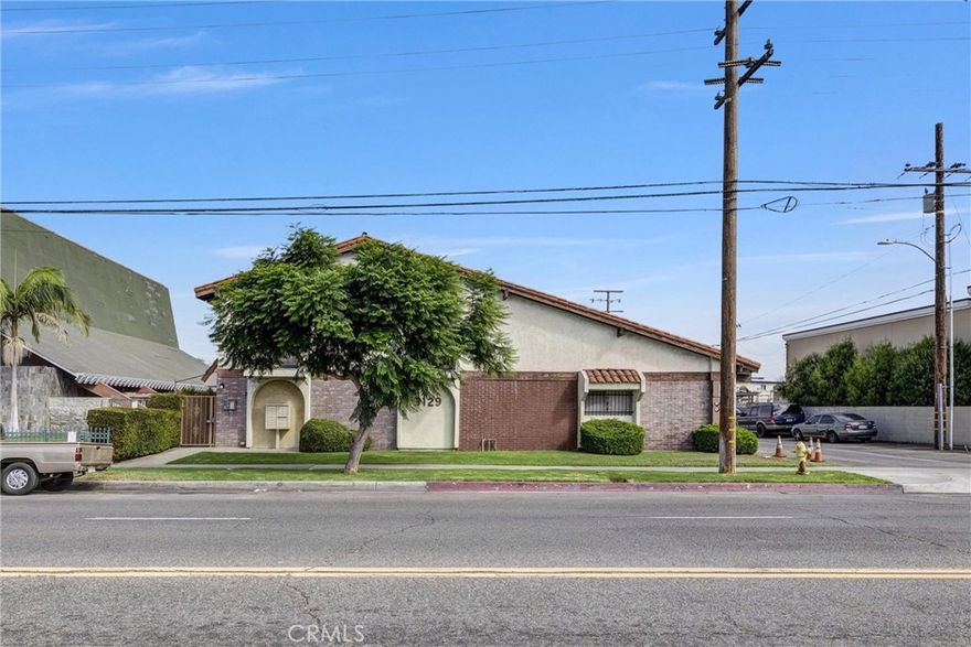 Welcome to a great Townhouse--Selling As-Is!

This freshly painted spacious 2BR 1.5 bath townhouse features a private patio and is nestled in the heart of  Gardena. 

It includes 2 Large bedrooms*including master suite* 2 car garage* private patio**  CHOOSE YOUR OWN FLOORING** and make it your own. 

INCLUDED Washer and Dryer*Refrigerator*Stove*Dishwasher* 



Don't wait!  Take advantage of this great opportunity today!