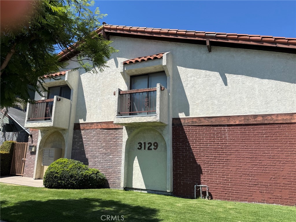 Welcome to Your Next Home in the Best of Gardena!
Don't miss this incredible opportunity to own a spacious townhouse being sold as-is! This charming home features two large bedrooms, including a master suite, and one and a half bathrooms. Enjoy the comfort and privacy of your own expansive private patio, perfect for relaxing or entertaining.
Additional highlights include:
- An attached two-car garage
- In-unit washer and dryer
- Refrigerator, stove, dishwasher washer and dryer—all included!
Located in a well-maintained community in the best of Gardena, this home offers both value and potential. Act fast—opportunities like this don't last long!
