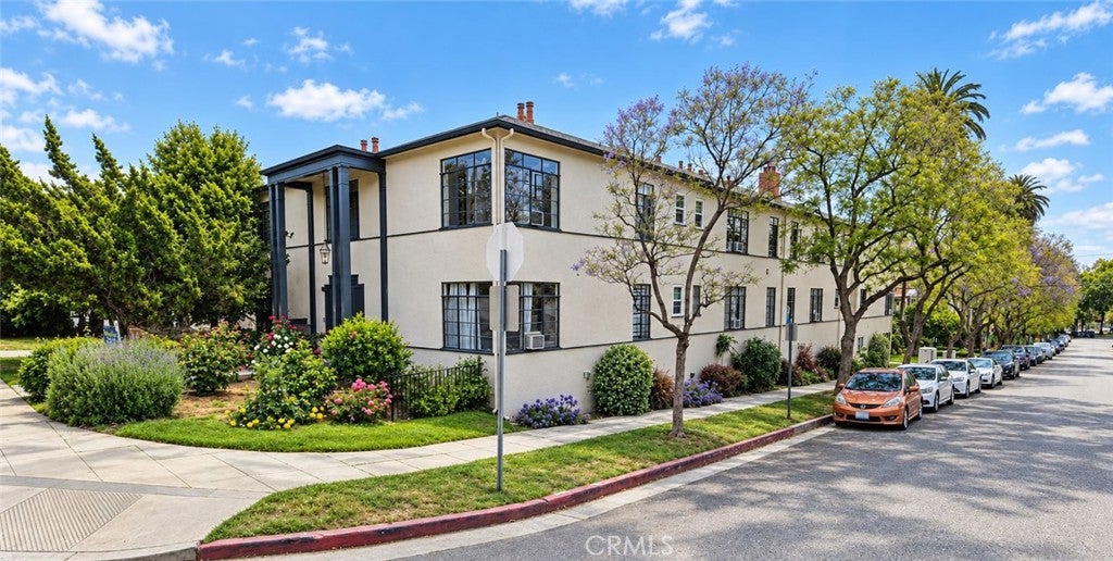 1600 E Broadway