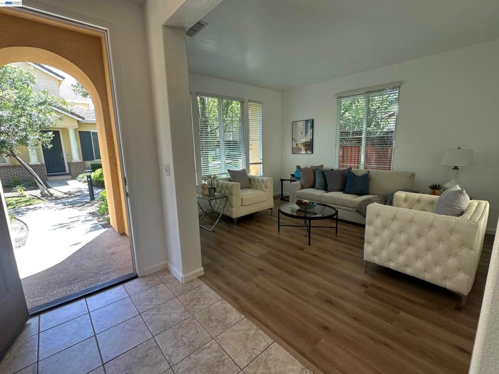 140 W Brilloso Ln