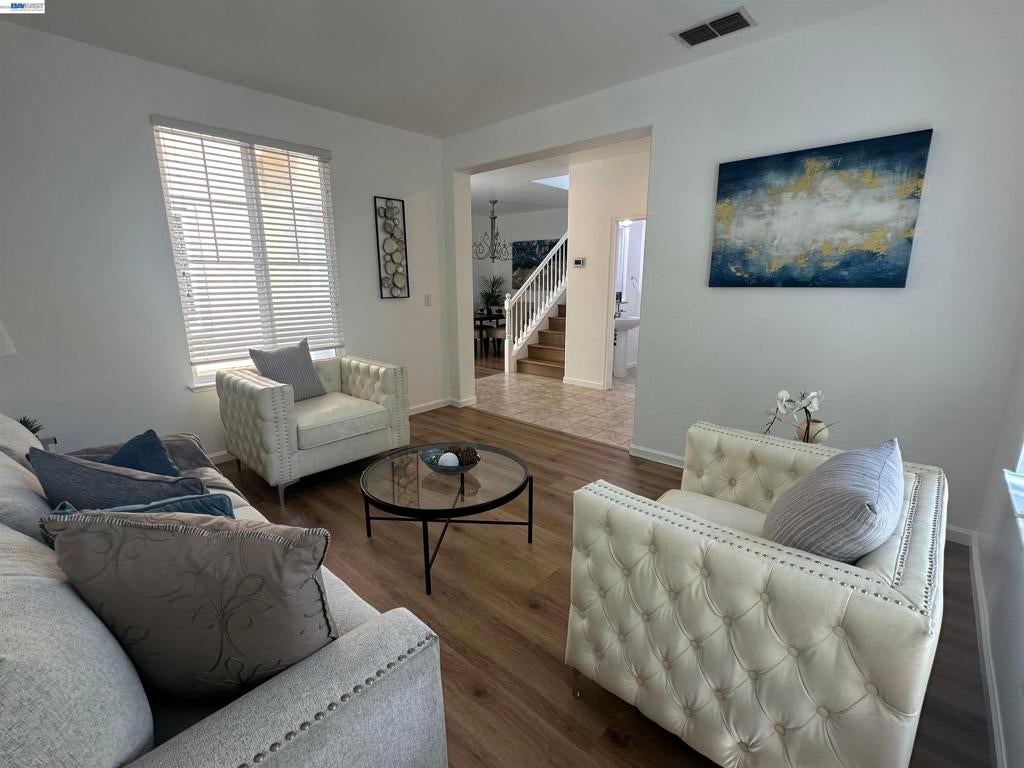 140 W Brilloso Ln