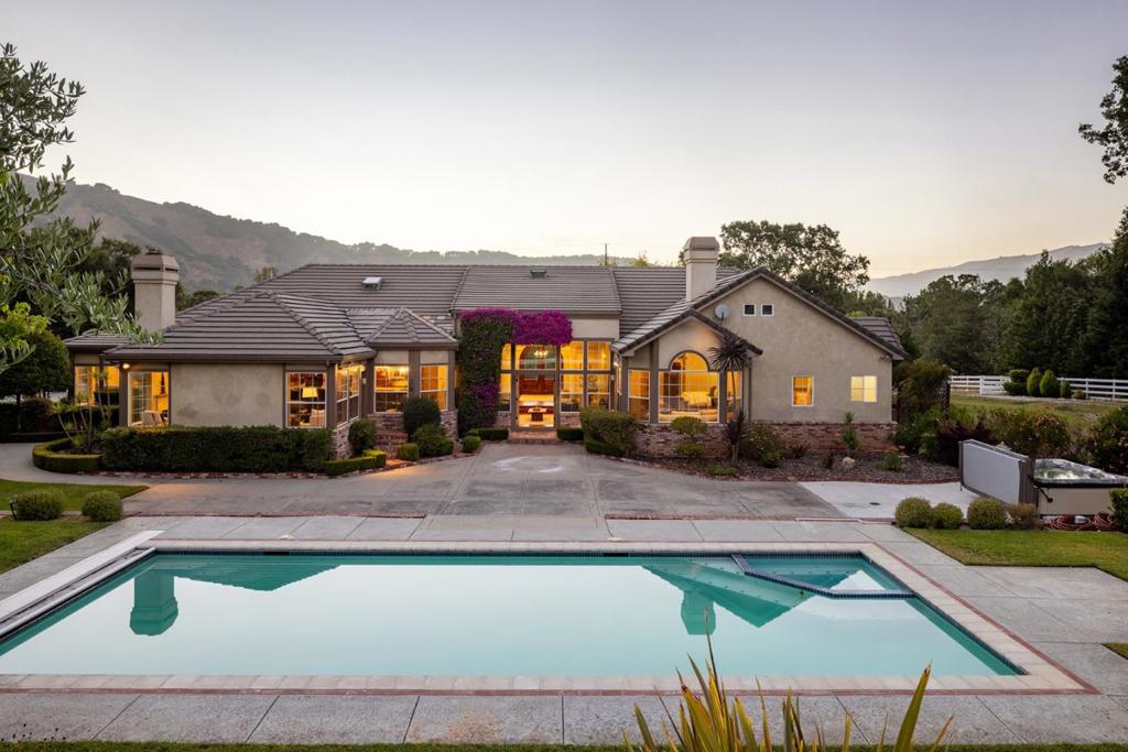 6 Sleepy Hollow Drive