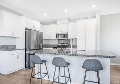 2498 Gunner Ridge Rialto CA 92377