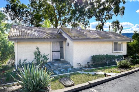 Photo of 2 Sparrowhawk Lane, Oak Park, CA 91377 (MLS # 226001710)