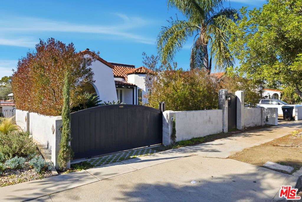 Photo of 3652 Brunswick Avenue, Los Angeles, CA 90039 (MLS # 26638319)
