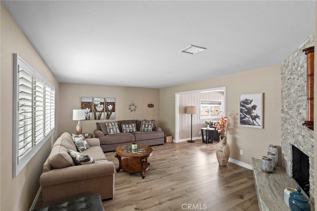 1382 N Ukiah