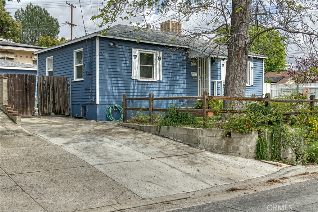 Welcome to this wonderful 1947 cottage needing some TLC, that is nestled in the desirable Crescenta Highlands neighborhood, known for its award-winning schools—Dunsmore Elementary, Rosemont Middle, Crescenta Valley High, and Clark Magnet School. Enjoy the nearby Montrose Shopping Park and its many activities. Also, Close to Parks, Dog Park, and Skate Park.
This delightful home features two comfortable bedrooms and a thoughtfully updated bathroom. Laundry Room is inside house. Large covered patio. Enjoy sweeping views of the Verdugo Hills and a peaceful outdoor setting surrounded by mature landscaping, with grassy lawns in both the front and back yards—perfect for relaxing or entertaining.
Recent improvements include a newer roof, laminate flooring, energy-efficient dual-pane windows, and updated copper plumbing.
In addition to the main house, an approximately 400-square-foot bonus room/den is attached to the garage, offering flexible space ideal for a home office, creative studio, den, or guest area.