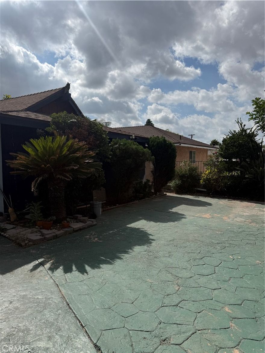 WELCOME TO THIS AMAZING OPPORTUNITY IN THE HEART OF SUN VALLEY, 4 BEDROOM AND 2 BATH, GRANITE COUNTERS IN KITCHEN, LAMINATED FLOORS, SWIMING POOL, GARAGE HAS BEEN CONVERTED INTO STUDIO IDEAL FOR EXTENDED FAMILY, GUESTS OR AS SOURCE OF ADDITIONAL RENTAL INCOME, A LOT OF PARKING SPACE, FENCED HOUSE, FAMILY ROOM AND EXTRA OFFICE SPACE. EXCELLENT HOUSE FOR A BIG FAMILY.DON'T MISS THIS UNIQUE OPPORTUNITY TO OWN A SPECIAL PROPERTY WITH INCREDIBLE POTENTIAL.