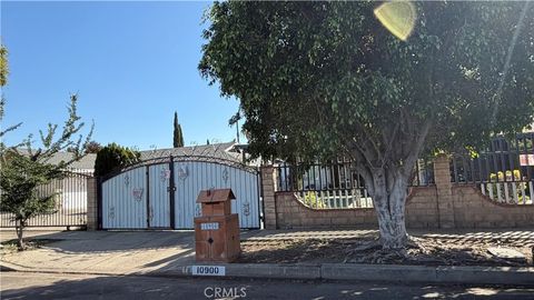 Photo of 10900 Goss, Sun Valley, CA 91352 (MLS # SR25258406)