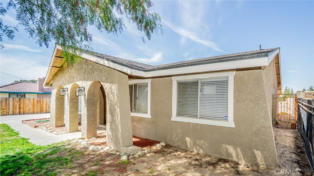 732 S Acacia