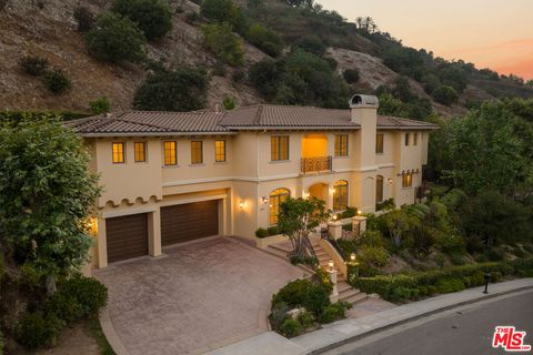 Photo of 3697 Benedict Canyon Lane, Sherman Oaks, CA 91423 (MLS # 25617443)