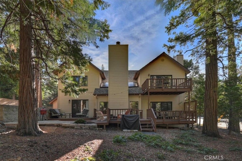 Photo of 27162 Peninsula Drive, Lake Arrowhead, CA 92352 (MLS # IG25267078)