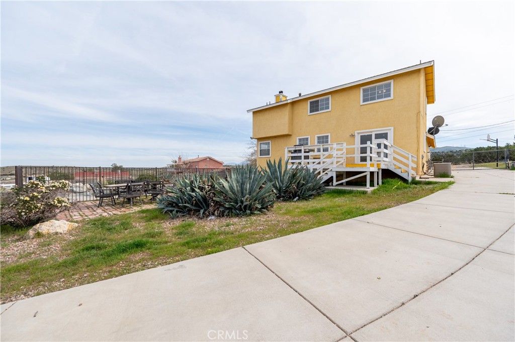 Photo of 957 Sierra Hills Lane, Palmdale, CA 93550 (MLS # GD26047071)