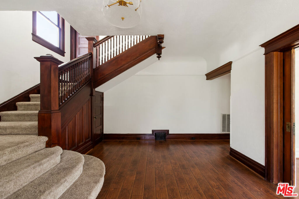 2302 S BUDLONG Avenue