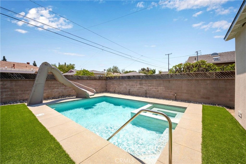 listing image 130724764268309070194